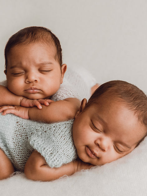 newborn-photography-calgary-twin-in-chin-up-pose