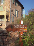 Uitgestippelde wandelweg vlakbij Lac Du Salagou