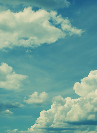 Nuvens macias brancas