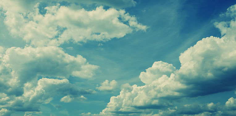 Ciel bleu nuageux
