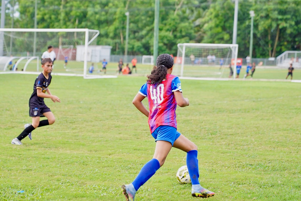 Jugadora de fútbol con camiseta número 40 corriendo Categorías Femeninas en la cancha.