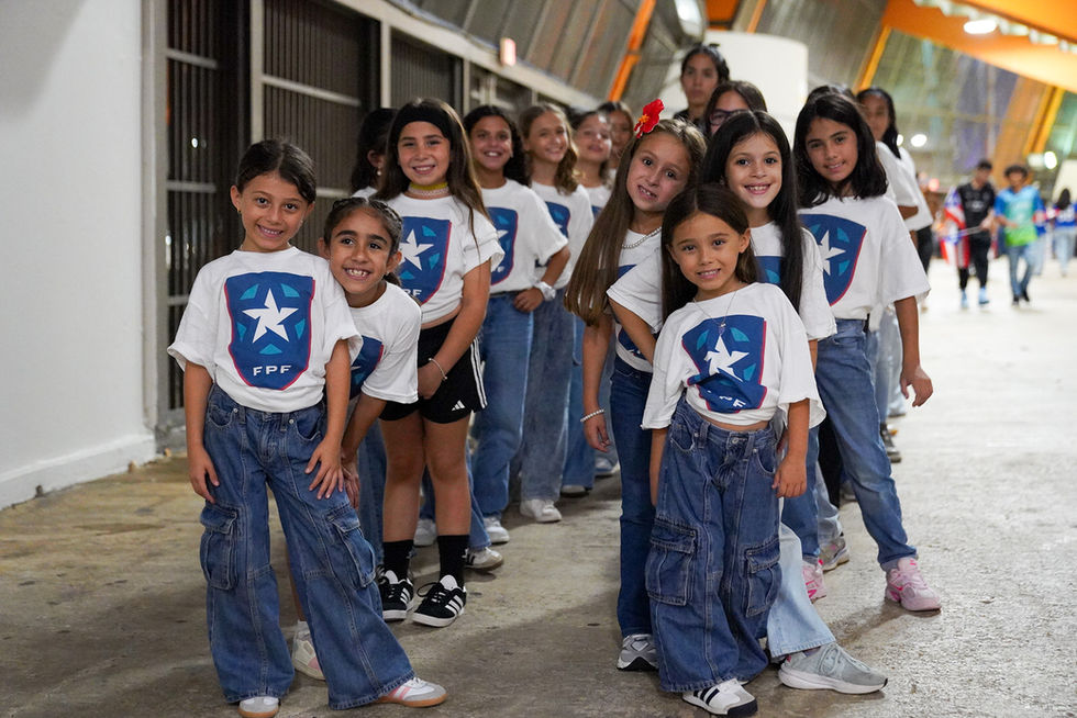 Niñas sonriendo y posando con camisetas y pantalones. Categorías Femeninas. Escuela De Futbol Bravos De Cidra