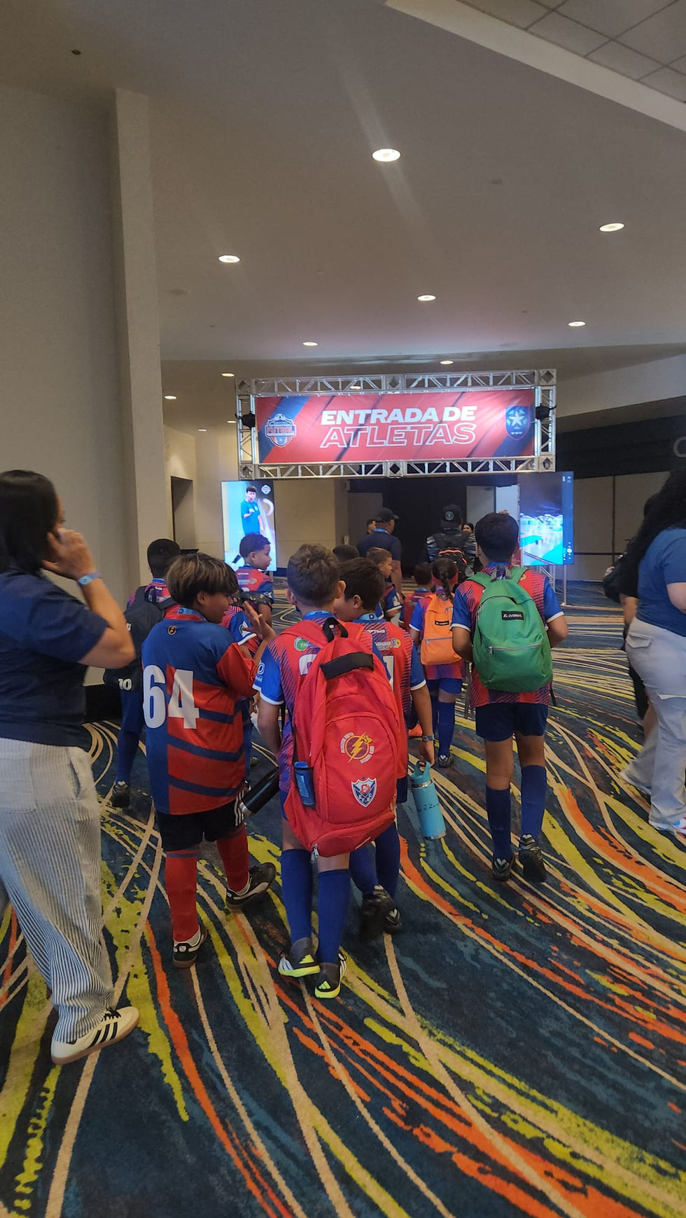 Niños caminando con camisetas