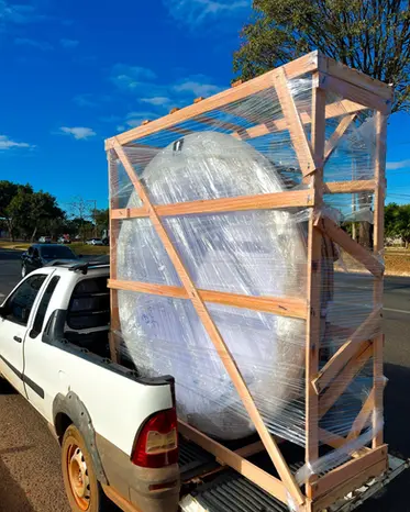 Transporte de cargas especiais e volumosas, como banheiras ou piscinas, em picape com estrutura de madeira para proteção em Uberlândia.