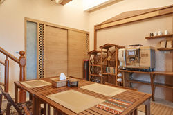 1樓餐桌和咖啡機