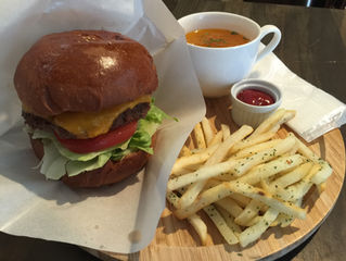 沖縄ナンバーワンハンバーガーショップ「3Scafe」