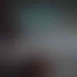 Quadratische Grafik mit Besprechungssaal. Text: ‚Entscheidungen, die ankommen – Kein Beschluss verschwindet im E-Mail-Postfach.‘ Logos unten.