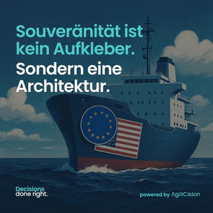 Illustration eines großen Frachtschiffs mit US-Flagge am Bug, überklebt mit einem EU-Flaggen-Aufkleber. Text im Bild: „Souveränität ist kein Aufkleber. Sondern eine Architektur.“ Unten rechts: „powered by AgiliCision“.