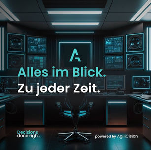 Modernes, futuristisches Kontrollzentrum mit mehreren Bildschirmen und blauer Beleuchtung. Im Mittelpunkt steht ein leerer Bürostuhl vor einem zentralen Monitor mit dem AgiliCision-Logo. Darauf liegt der Text: „Alles im Blick. Zu jeder Zeit.“ Unten steht „Decisions done right.“ und „powered by AgiliCision“.