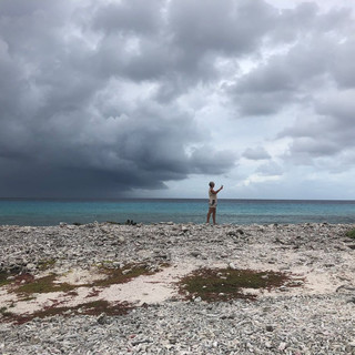 Regengüsse sorgten ab und an für Überflutungen der Strassen. Hier Suzanne vor einer abziehenden Regenfront.