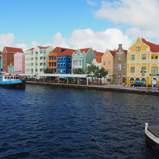 Die Häuserzeile von Punda - Wahrzeichen von Willemstad - von der Queen Emma Pontoon Bridge im geschlossenen...