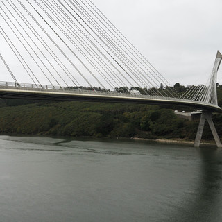 Altertümlich und topmodern wechseln sich ab: Hier Le Pont de Terenez...