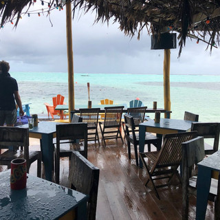 ...es sei denn, der Regen floss ungebremst durchs Palmendach, da blieb nur der Rückzug an die Bar.