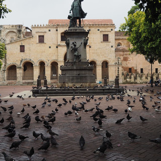 Seefahrer (mit Tauben) auf der Plaza Colon