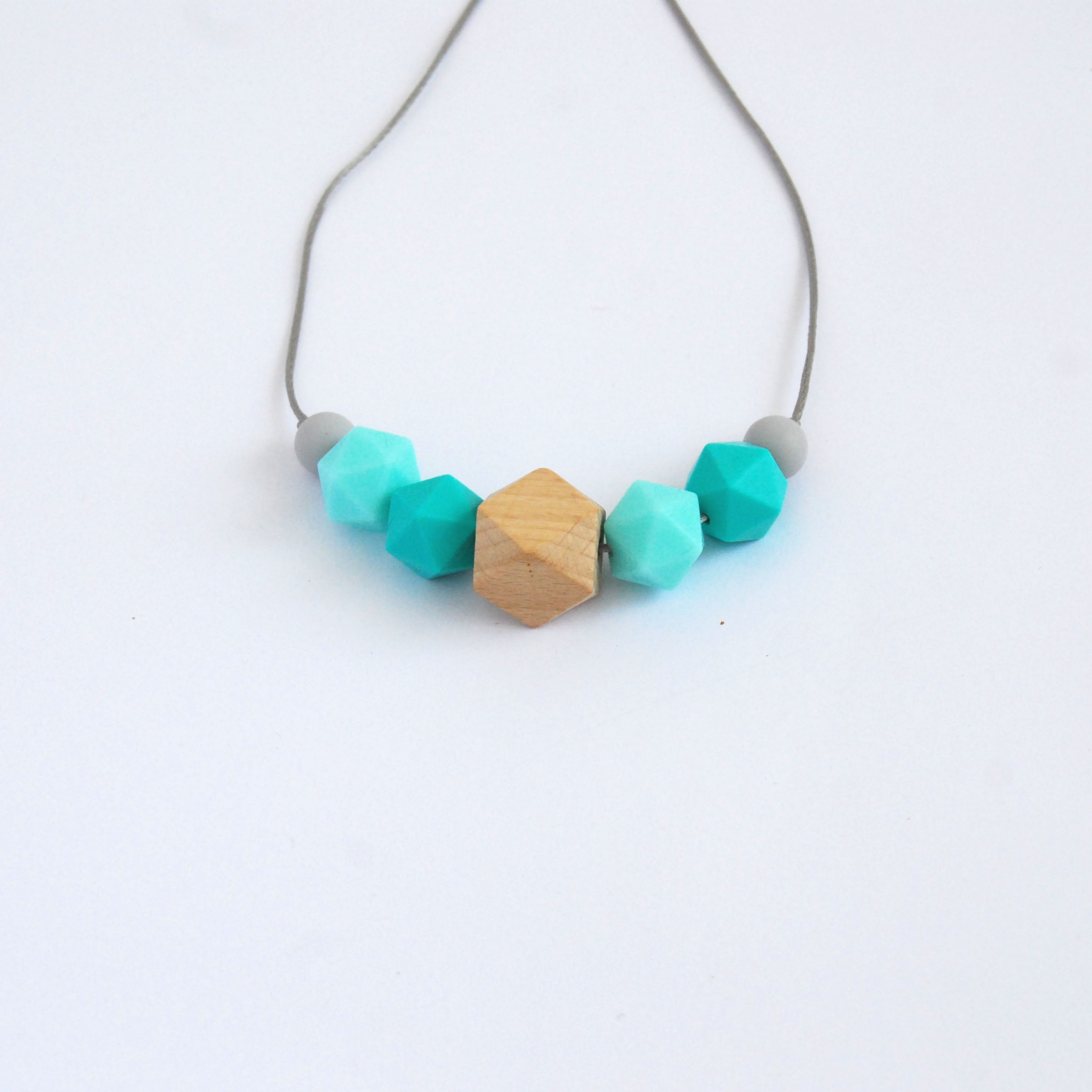 שרשרת מיילי בטורקיז משולבת עץ טבעי