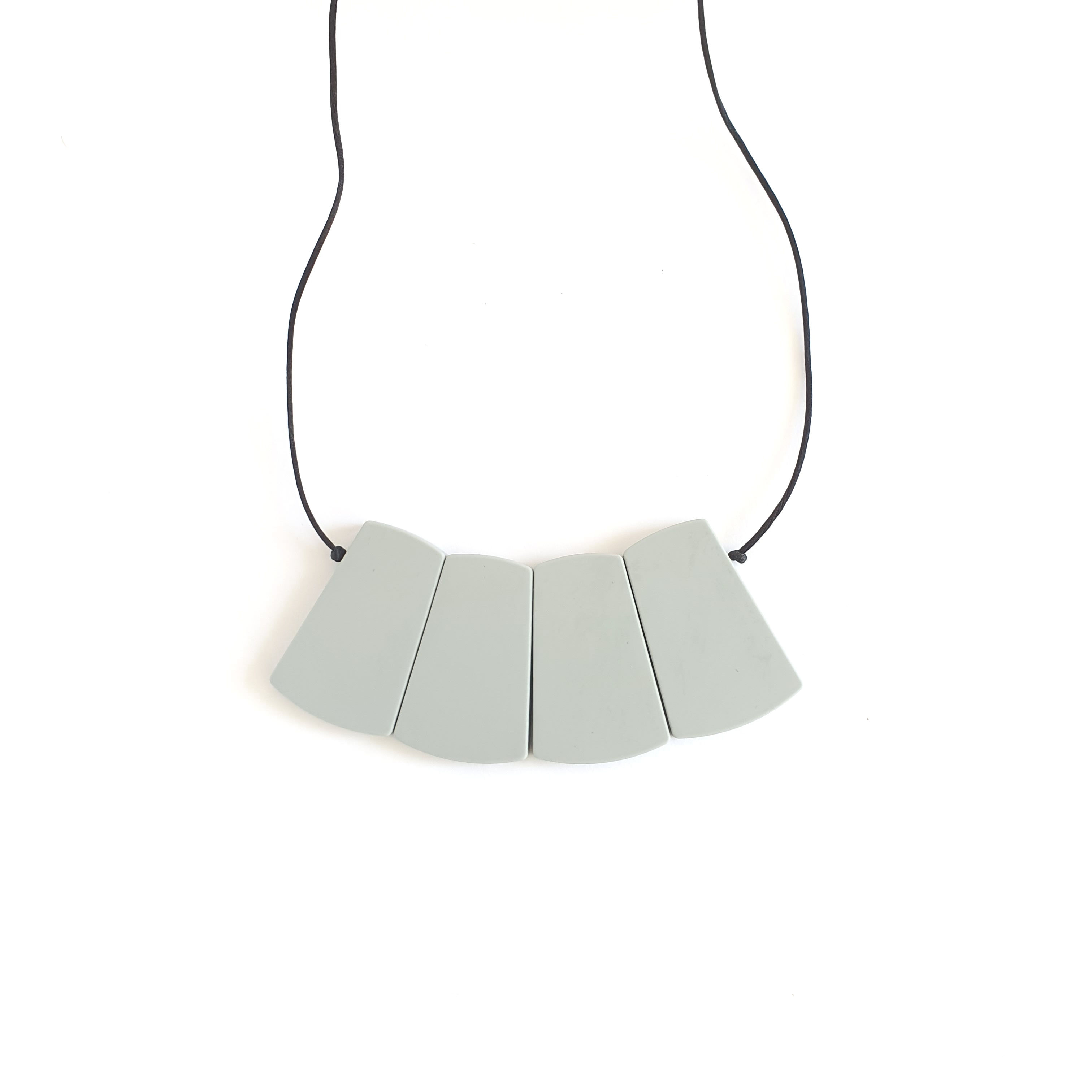 שרשרת כנען באפור בהיר