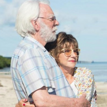 Cena de "Ella e John" (2017), em Key West.