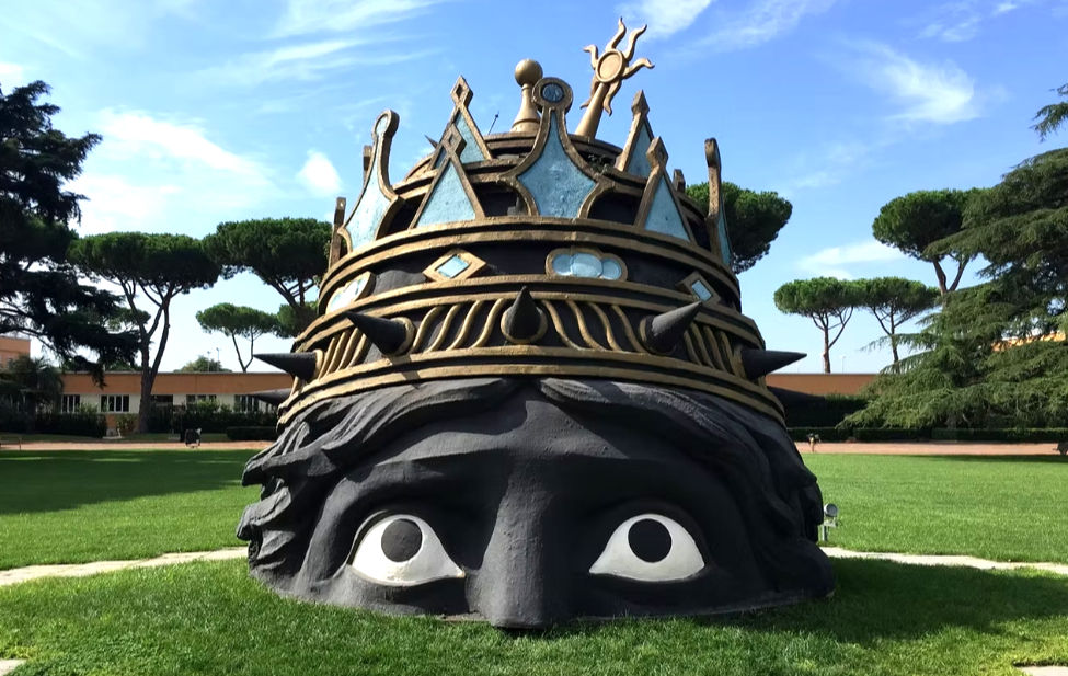 Estátua na entrada do estúdio de cinema Cinecittà, em Roma.