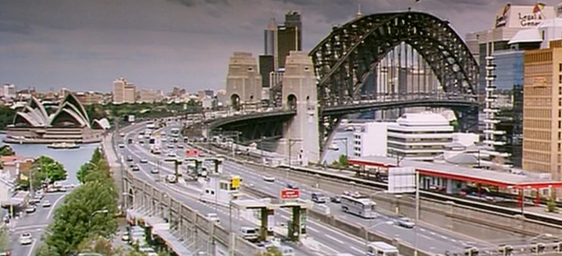O trio passa pela Sydney Bridge, em "Priscilla".