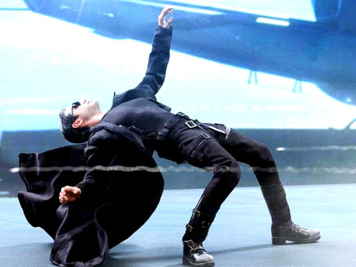 No filme Matrix (1999), Neo tenta se esquivar das balas, na sequência "bullet-time"