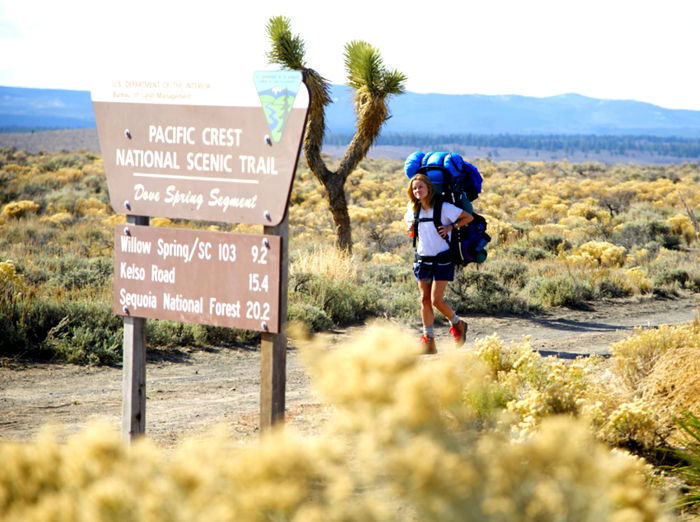 Cheryl Strayed percorrendo a Pacific Crest Trail no filme "Livre" (2014)