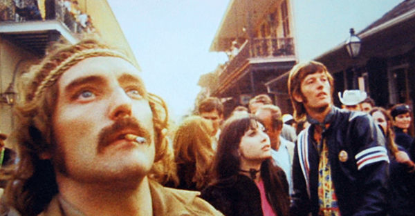 Cena de "Sem Destino" (1969) em que Billy e Wyatt aproveitam o Mardi Gras, em Nova Orleans.