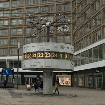 O Relógio Mundial da Alexanderplatz, cenário de cinema em Berlim, Alemanha.
