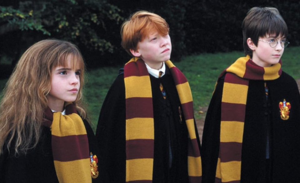 O trio de coleguinhas mais famoso da saga - Hermione, Ron e Harry - em seus uniformes escolares da Grifinória.