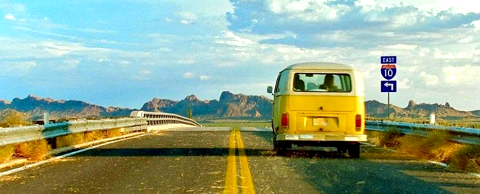 A kombi amarela dos Hoovers na estrada (Divulgação).