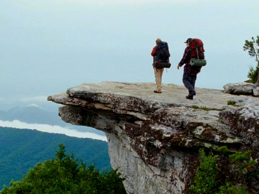 Bill Bryson e Stephen Katz no topo da montanha McAfee Knob, na Trilha dos Apalaches, em "Uma caminhada da floresta"