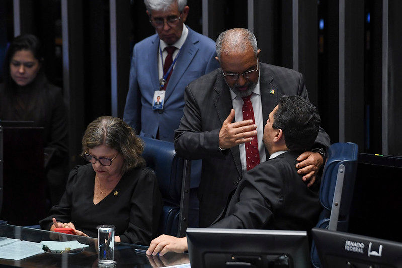 Senado vota fim da escala 6x1 em meio à disputa entre Lula e Flávio