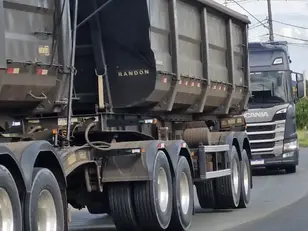 Dados da Conab mostram que os preços de frete de grãos seguem em queda em importantes rotas após pico de escoamento de safras