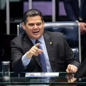 Alcolumbre assina despacho e avança com PEC do fim da escala 6x1