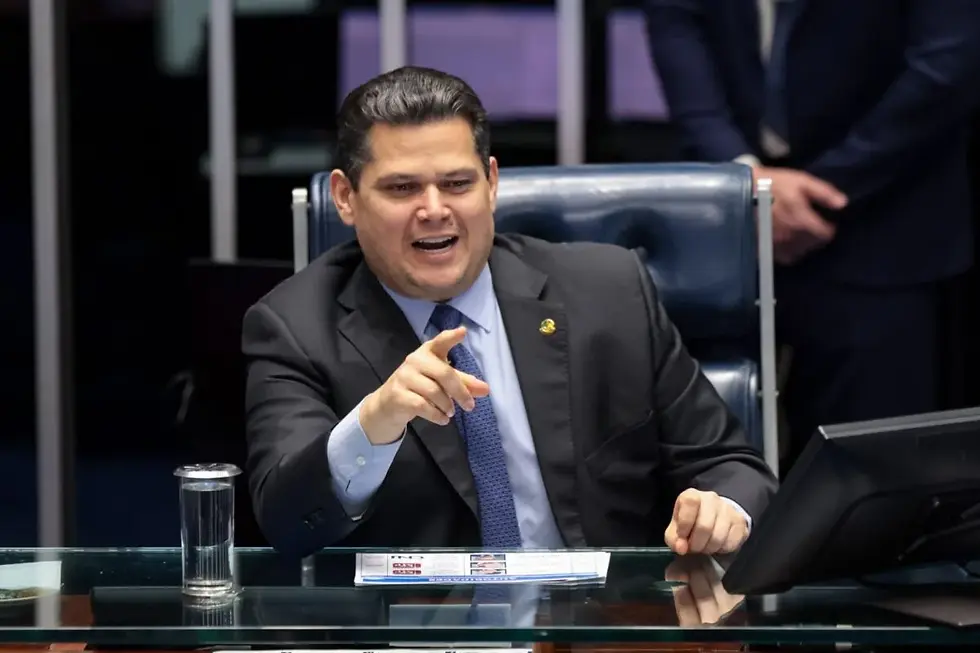 Alcolumbre assina despacho e avança com PEC do fim da escala 6x1