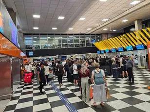 Aeroportos de SP amanhecem com voos cancelados após pane de quinta