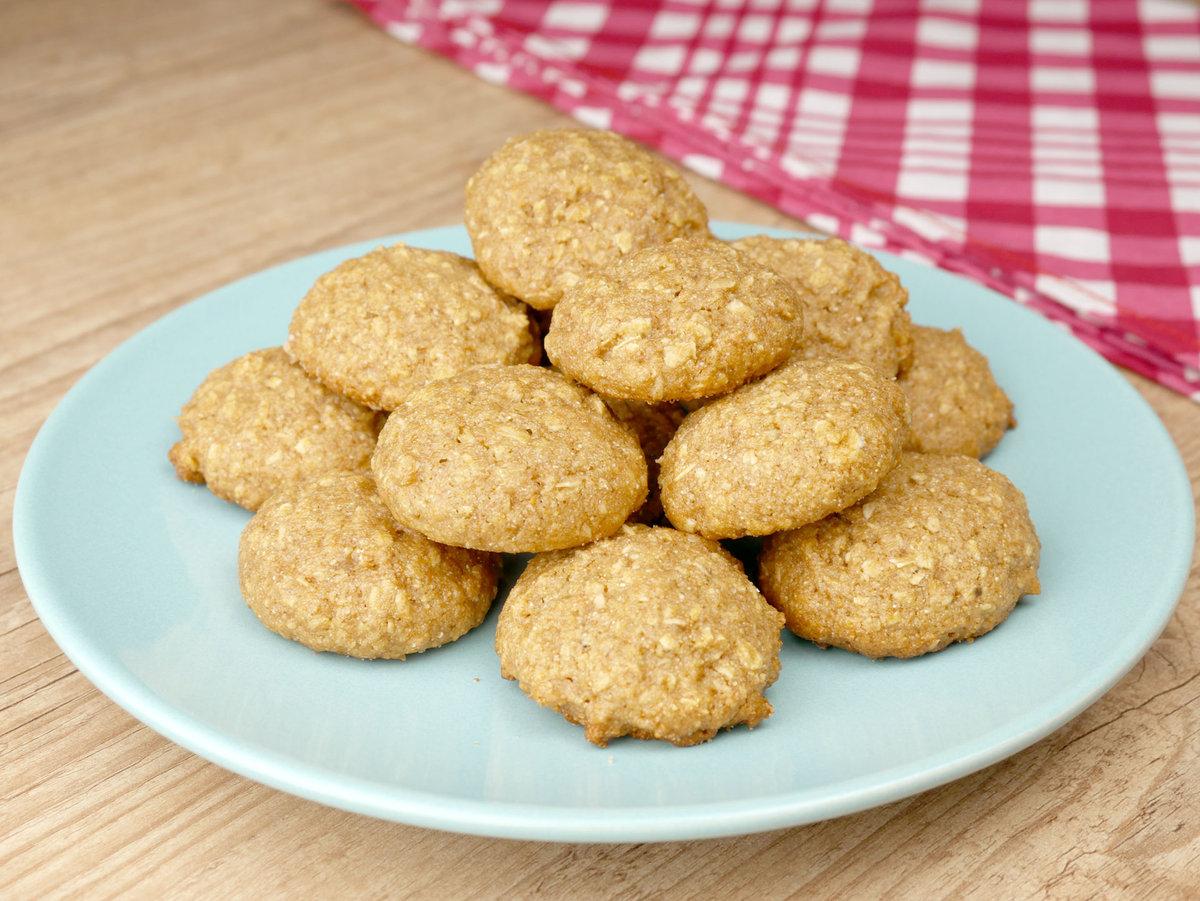 Biscoito de Aveia e Mel em um prato bem bonito