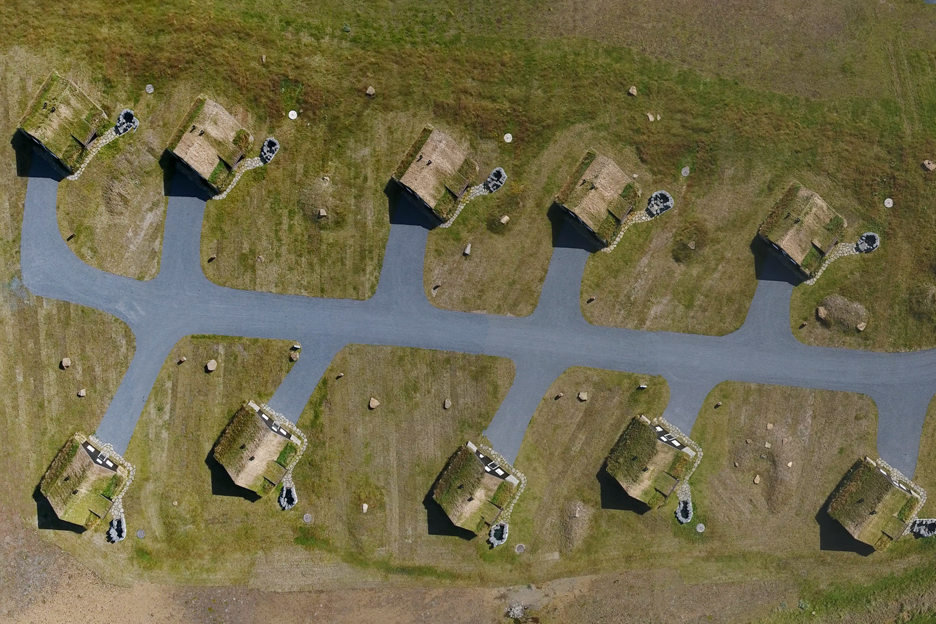 Þyrping af gistihúsum byggð í anda gömlu torfhúsanna