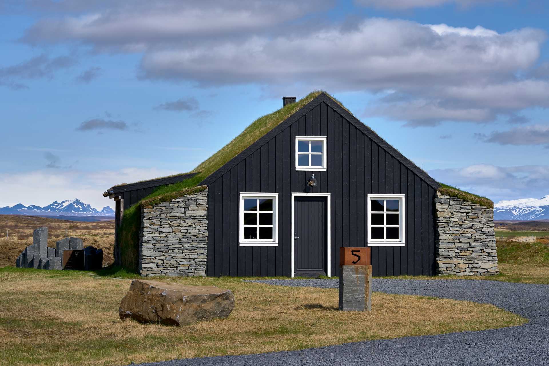 Þyrping af gistihúsum byggð í anda gömlu torfhúsanna