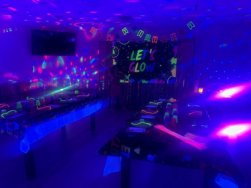 PIC - GLOW IN THE DARK - BANNER & UV LIGHTS.jpg