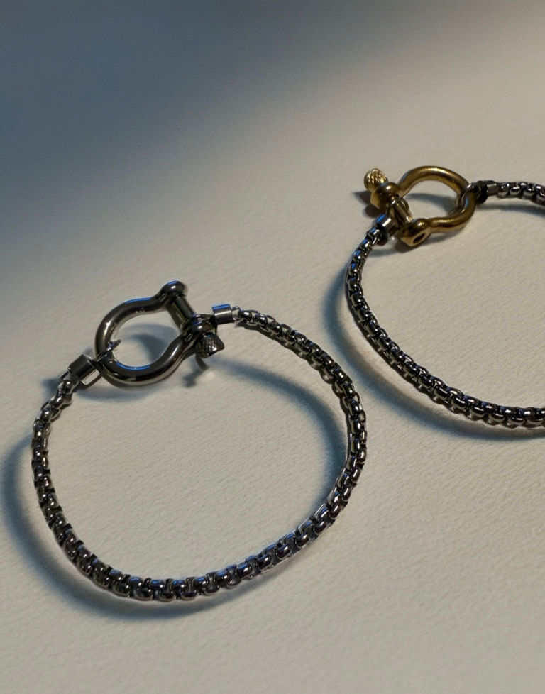 צמיד עם חוליות קטנות וסוגר מעוצב בגימור מתכתי  - Aysha