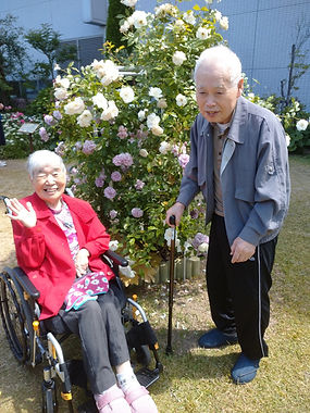 庭でくつろぐ老夫婦