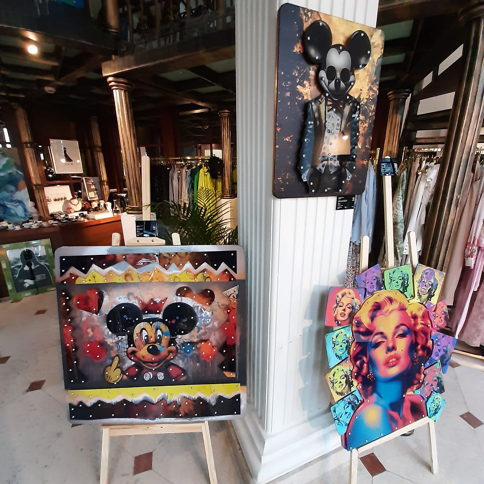 Zdjęcie promocyjne wydarzenia w galerii Rosen Art przedstawiające kolorowe, dynamiczne dzieło sztuki wykonane z recyklingowanych materiałów przez grupę APADU. W tle widoczne są eleganckie wnętrza galerii.