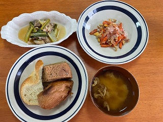 パンと人参のチリチリと鶏肉と野菜の酢炒め