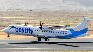 Avion ATR de la compagnie Bestfly sur la piste, vols inter-îles au Cap-Vert