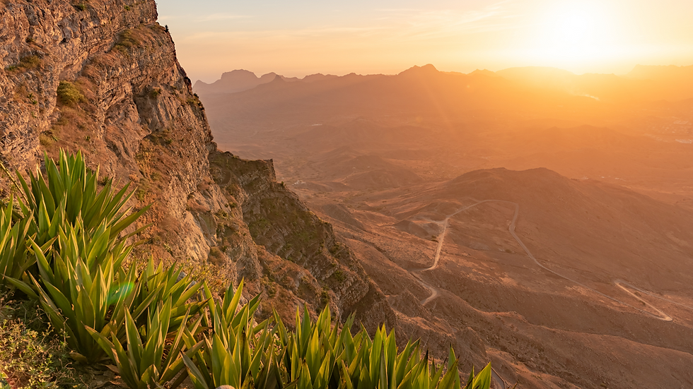 Trek Santo Antao. Parcourez les paysages magnifiques de l’île de Sao Vicente et partez à la découverte de l’île de São Antão, où vous sillonnerez les montagnes les plus emblématiques de l’archipel. Vous découvrirez la vie rurale authentique et le charme capverdien. Ce séjour vous apportera un dépaysement