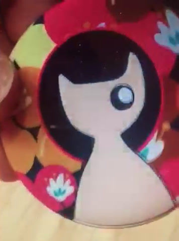 Miniature : Broche motif graphique chat beige et fleurs roses fabriquée en France