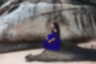 Femme assise sur pierre
