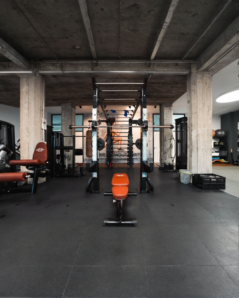Modernes Fitnessstudio-Interieur bei Therasport Zürich mit Gewichtsracks.