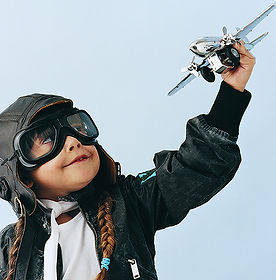 Niño sosteniendo un avión de juguete