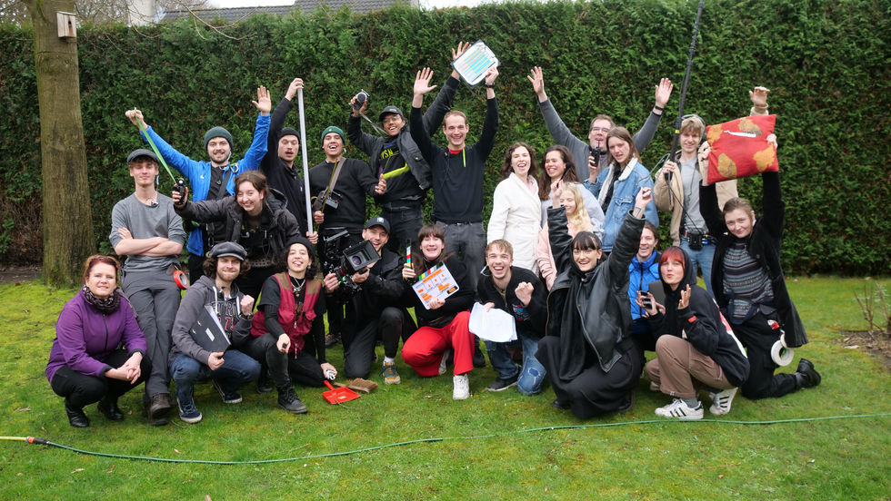 Studentfilm from the HKU by Naomi Aalbers and Job van Helden. Costume design done by Loes Kuper. Film about two sisters. Student production. Drama.